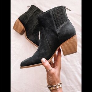 Vince Camuto Black Leather Devena booties. Size 8.5M